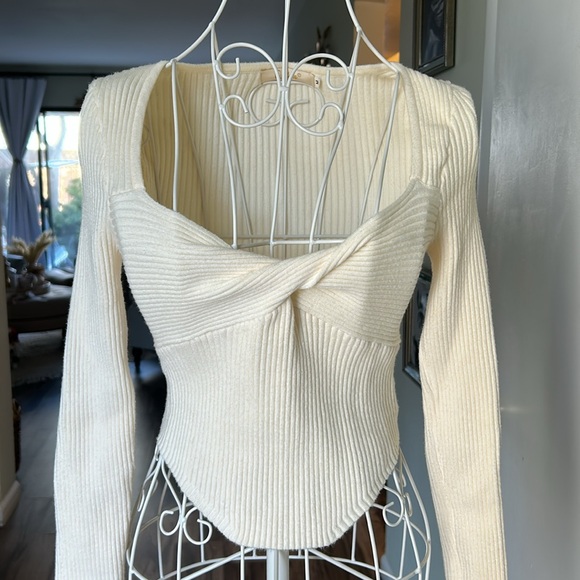 Chic Cream Ribbed Knit Blouse - Picture 6 of 7